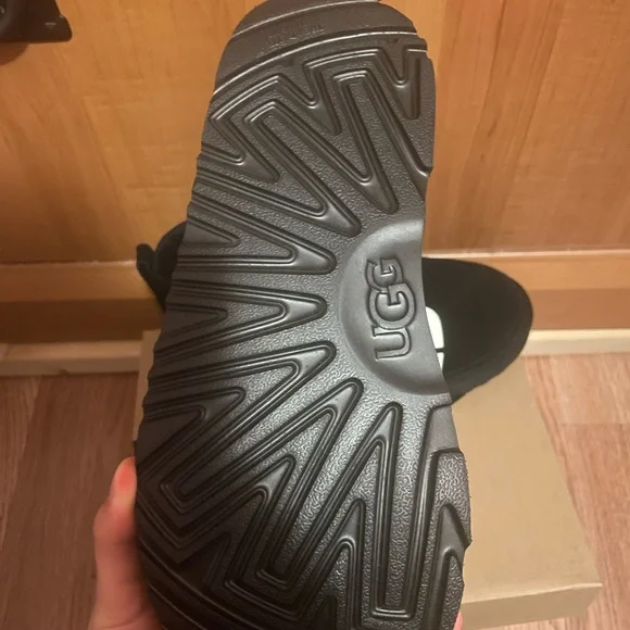 Neumel Uggs - Picture 3 of 7